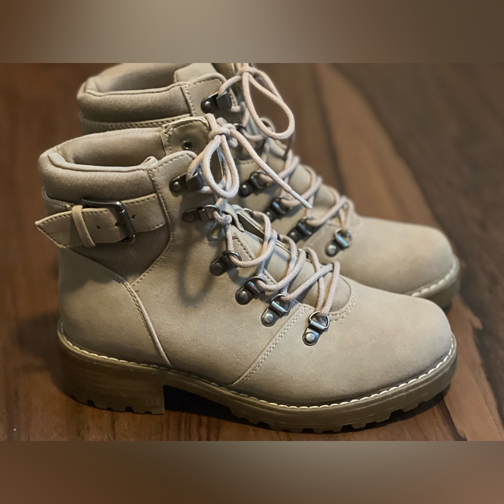 Universal Threads Kelly Lace-Up Boots with Side Buckles Sz 6